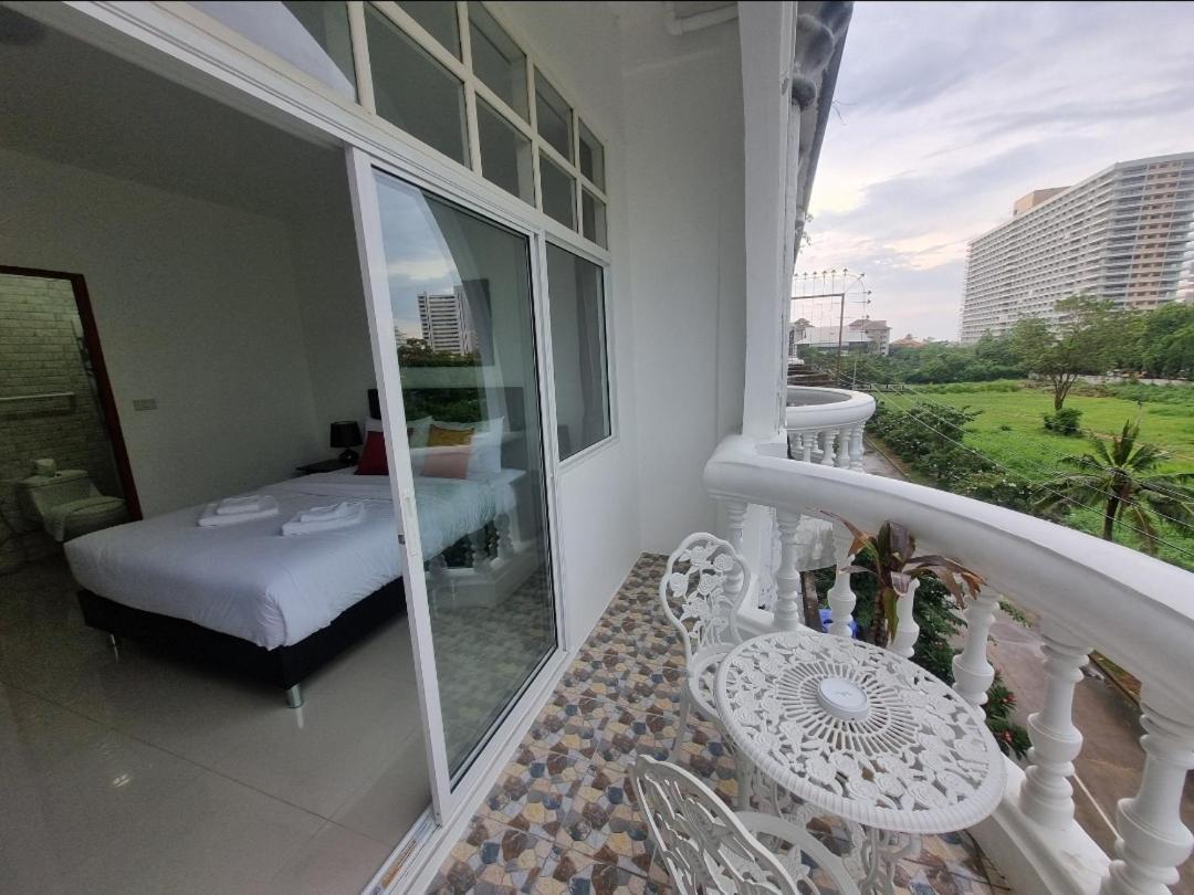 Dorothys Hotel Pattaya Exterior photo